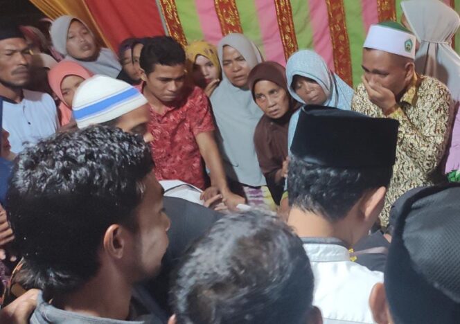 
					Bupati Aceh Selatan, Tgk Amran Saat Berada Di Rumah Almarhum Irfan (29) TKI Yang Meninggal Di Malaysia, Sabtu (18/6/2022)