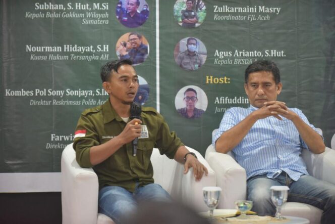 
					Koordinator FJL Aceh, Zulkarnaini Masry (kiri) Saat Menggelar FGD Terkait Kasus Penjualan Kulit Harimau Yang Melibatkan Mantan Bupati Bener Meriah, Banda Aceh , Selasa (19/7/2022) Photo HO.