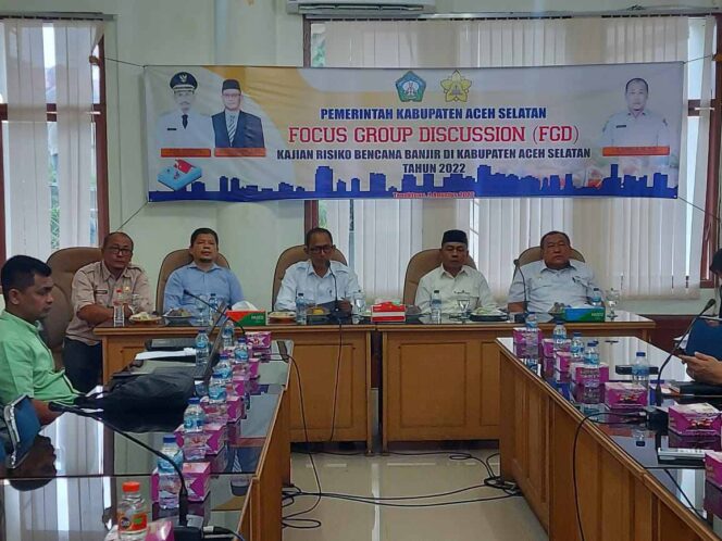 
					Bupati Aceh Selatan, Tgk. Amran (Tiga Dari Kanan) saat menghadiri FGD Kajian Resiko Bencana Banjir Aceh Selatan tahun 2022-2027 di Ruang Rapat Kantor Bupati Aceh Selatan, Tapaktuan, Rabu (3/8/2022) Photo : Ho