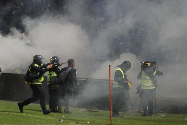 Aparat keamanan menembakkan gas air mata untuk menghalau suporter yang masuk lapangan usai pertandingan sepak bola BRI Liga 1 antara Arema melawan Persebaya di Stadion Kanjuruhan, Malang, Sabtu, 1 Oktober 2022. ANTARA/Ari Bowo Sucipto