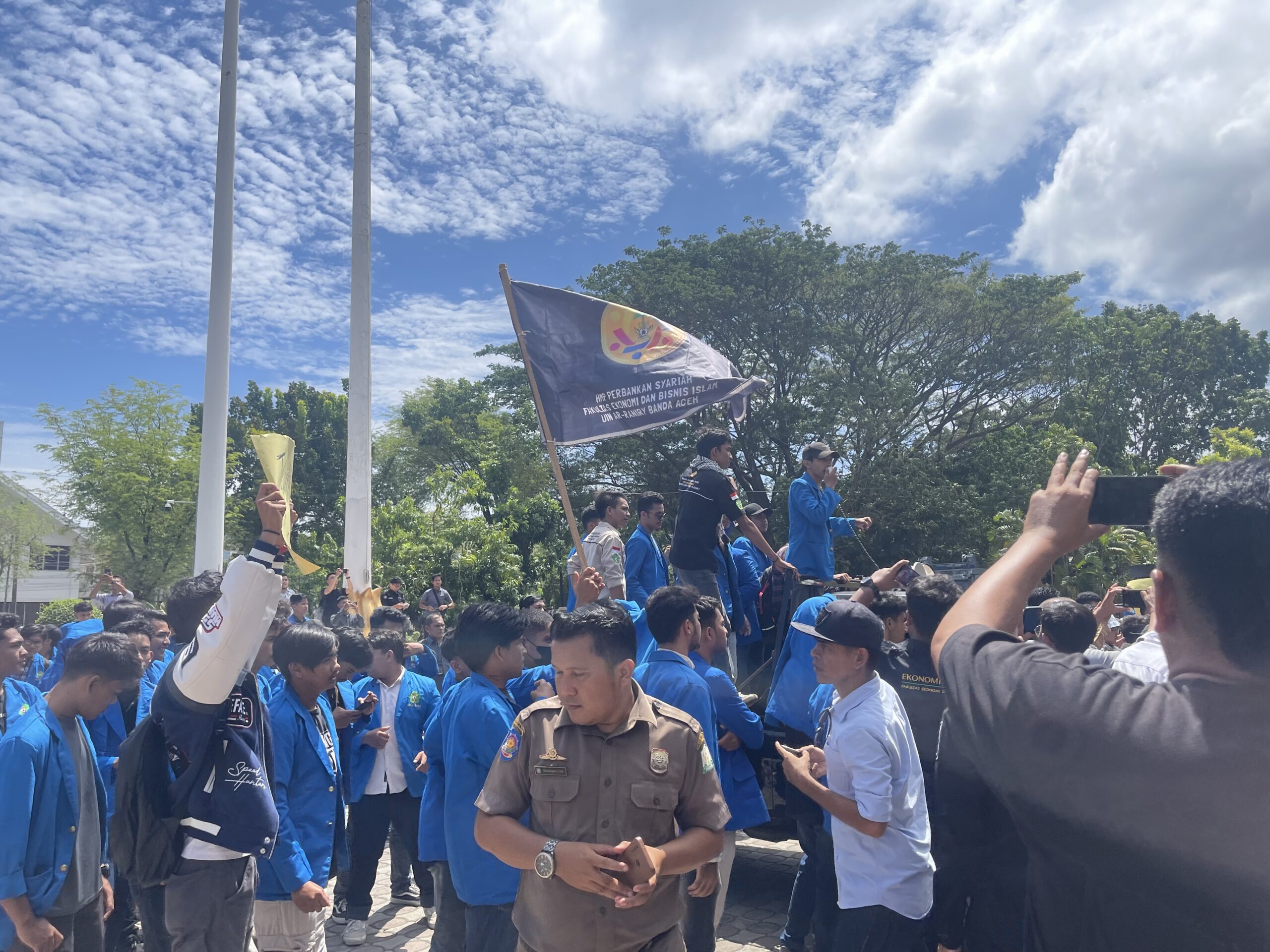 Aksi Massa di depan Gedung DPRA, Rabu (24/5/2023).