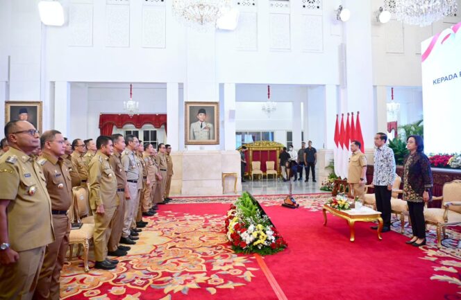 
					Penjabat Gubernur Aceh dan Penjabat Kepala Daerah Se-Indonesia menerima arahan Presiden di Istana Negara