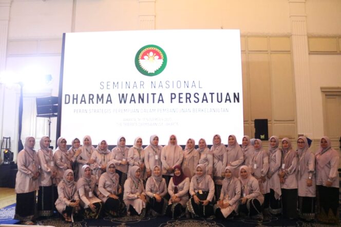 
					Ketua DWP Aceh Mellani Subarni bersama pengurus DWP Aceh, saat menghadiri Seminar Nasional Dharma Wanita Persatuan, di The Tribrata Darmawangsa, Jakarta, Kamis, 16 November 2023.