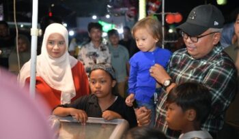Penjabat Gubernur Aceh Bustami Hamzah dan Istri Mellani Subarni serta Ketua DPR Aceh Zulfadli dan Pj Bupati Aceh Singkikl Azmi, mentraktir es krim hingga kembang gula kepada anak-anak yang mengunjungi arena Pagelaran Hiburan Rakyat dan Bazar UMKM, dalam rangka memeriahkan HUT Kabupaten Aceh Singkil ke-25, di Alun-Alun Kota Singkil, Sabtu (27/4/2024) malam.